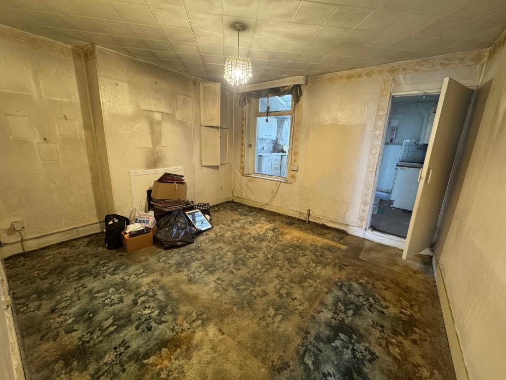 Lot: 56 - END-TERRACE HOUSE FOR IMPROVEMENT - Dining room